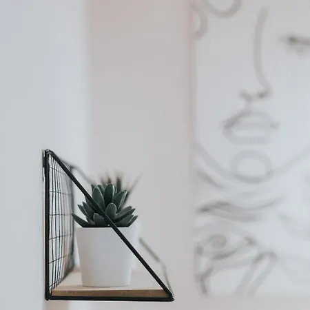 Bohemian Loft With View! 볼로스