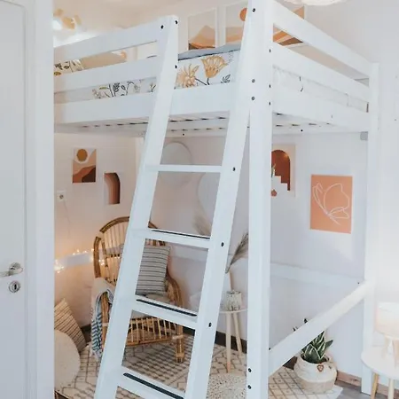 아파트 Bohemian Loft With View! *