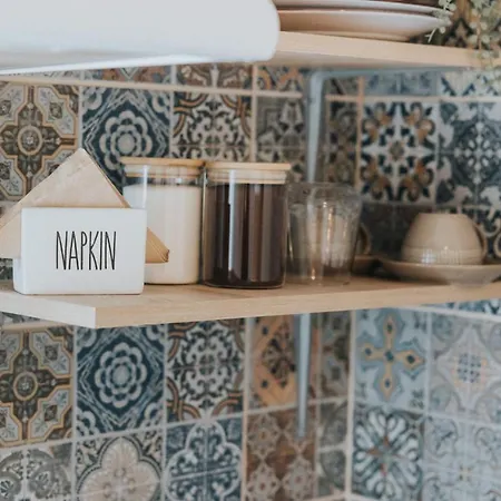 Bohemian Loft With View! 볼로스